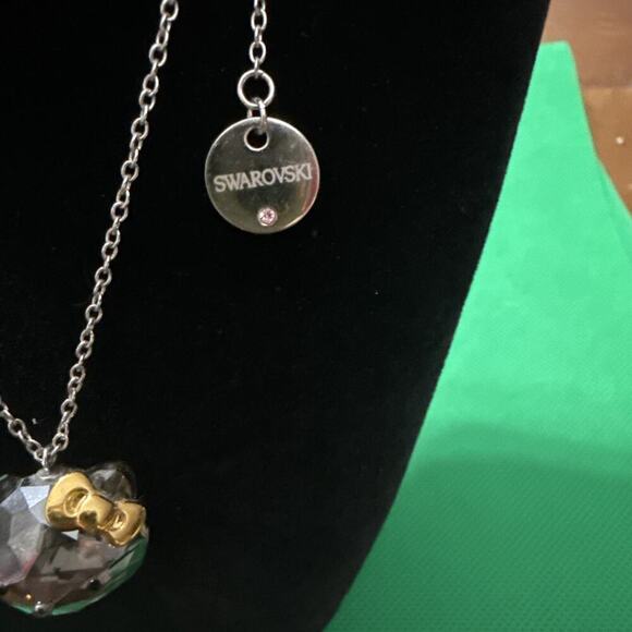 SWAROVSKI SANRIO HELLO KITTY CRYSTAL FACE JET GOLD RIBBON NECKLACE - Picture 10 of 13